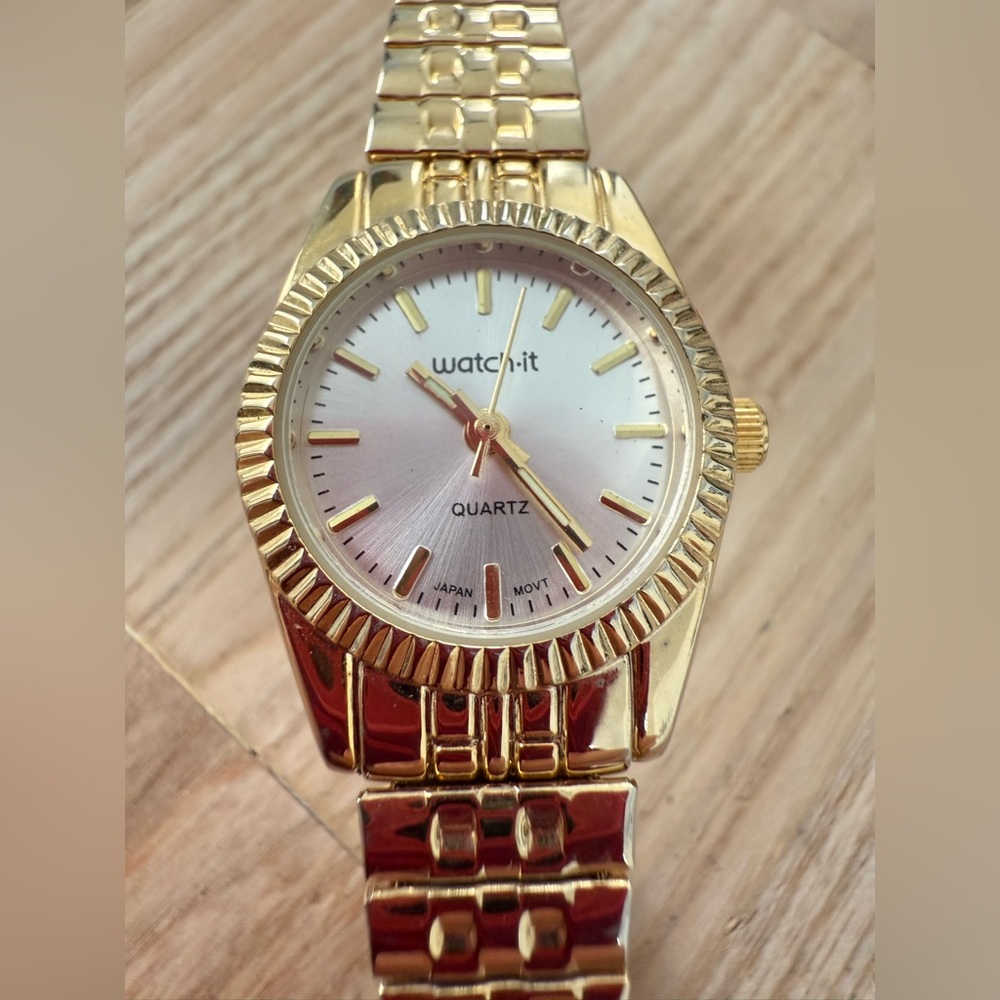Watch it ladies gold tone presidential style watch NEW BATTERY